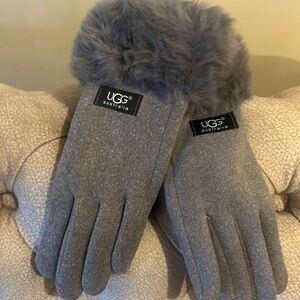 New With Tag Ugg gray gloves comfortable stretchy, touchscreen accessible